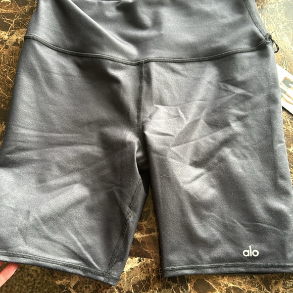 ALO yoga black biker shorts NWT - Picture 17 of 17